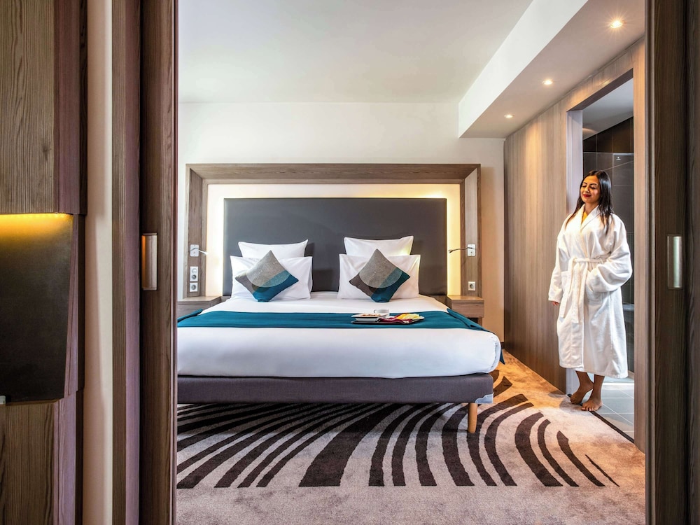 جناح بسرير كينج مع أريكة، Novotel Cairo Airport 3/9
