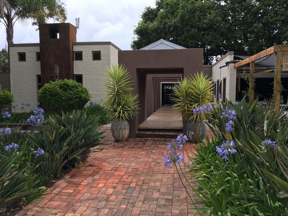 Lily Pond Country Lodge 5/82