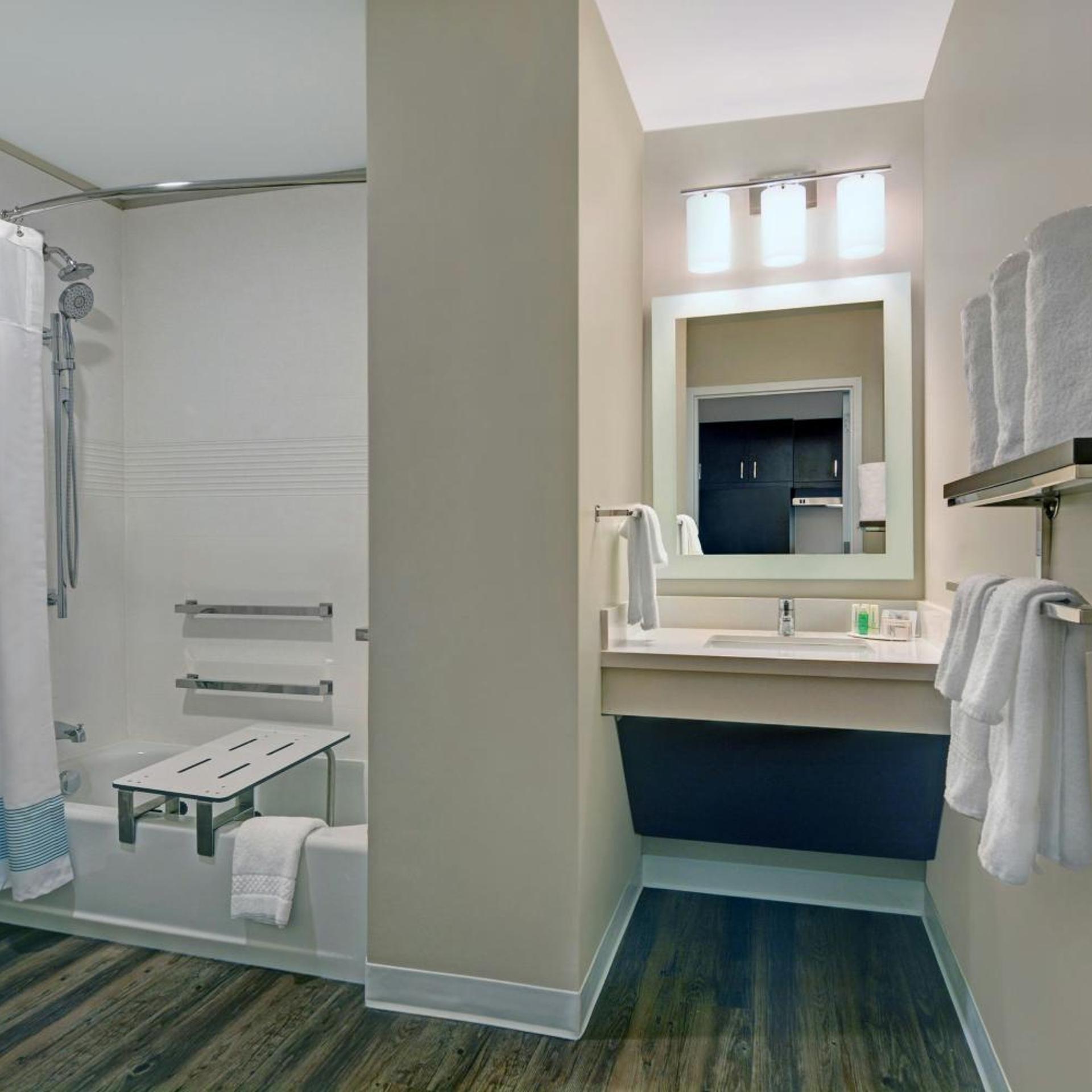 استوديو بسرير كينج بإطلالة على المدينة مع أريكة بحوض استحمام لذوي الإعاقة، TownePlace Suites by Marriott Jacksonville East 7/7