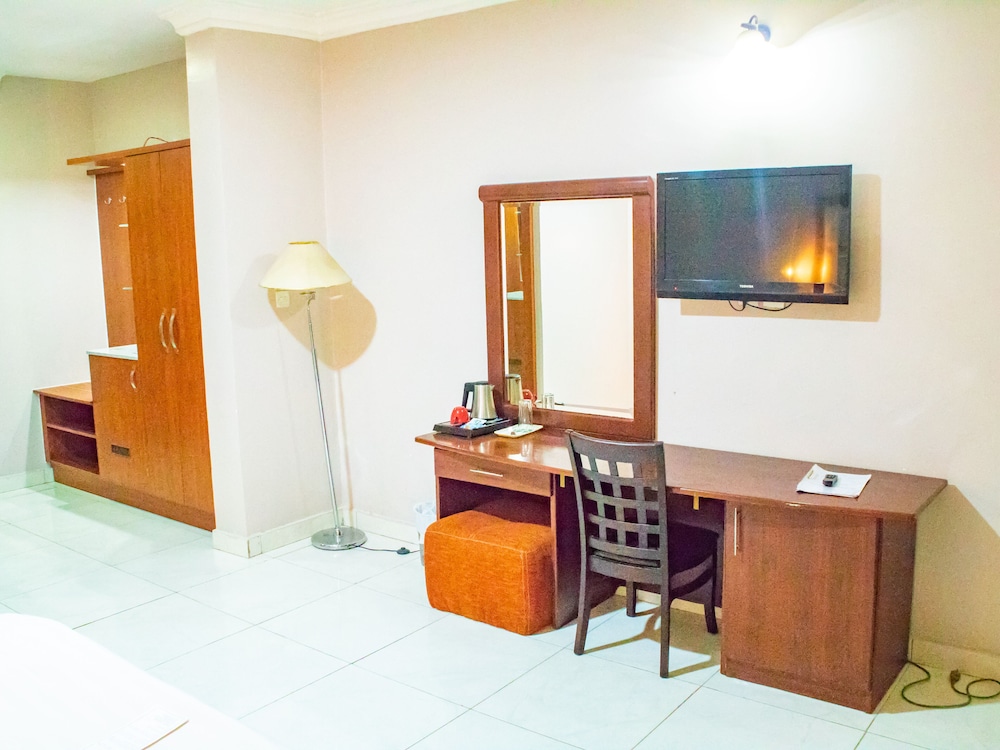 Denis Hotel 57/64