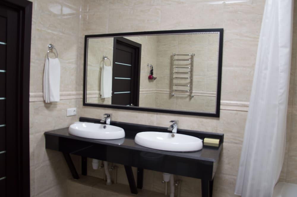 BUSINESS HOTEL ALMATY 38/39