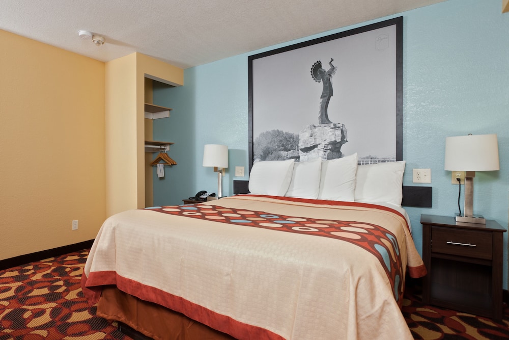 Super 8 by Wyndham Wichita Airport 12/47