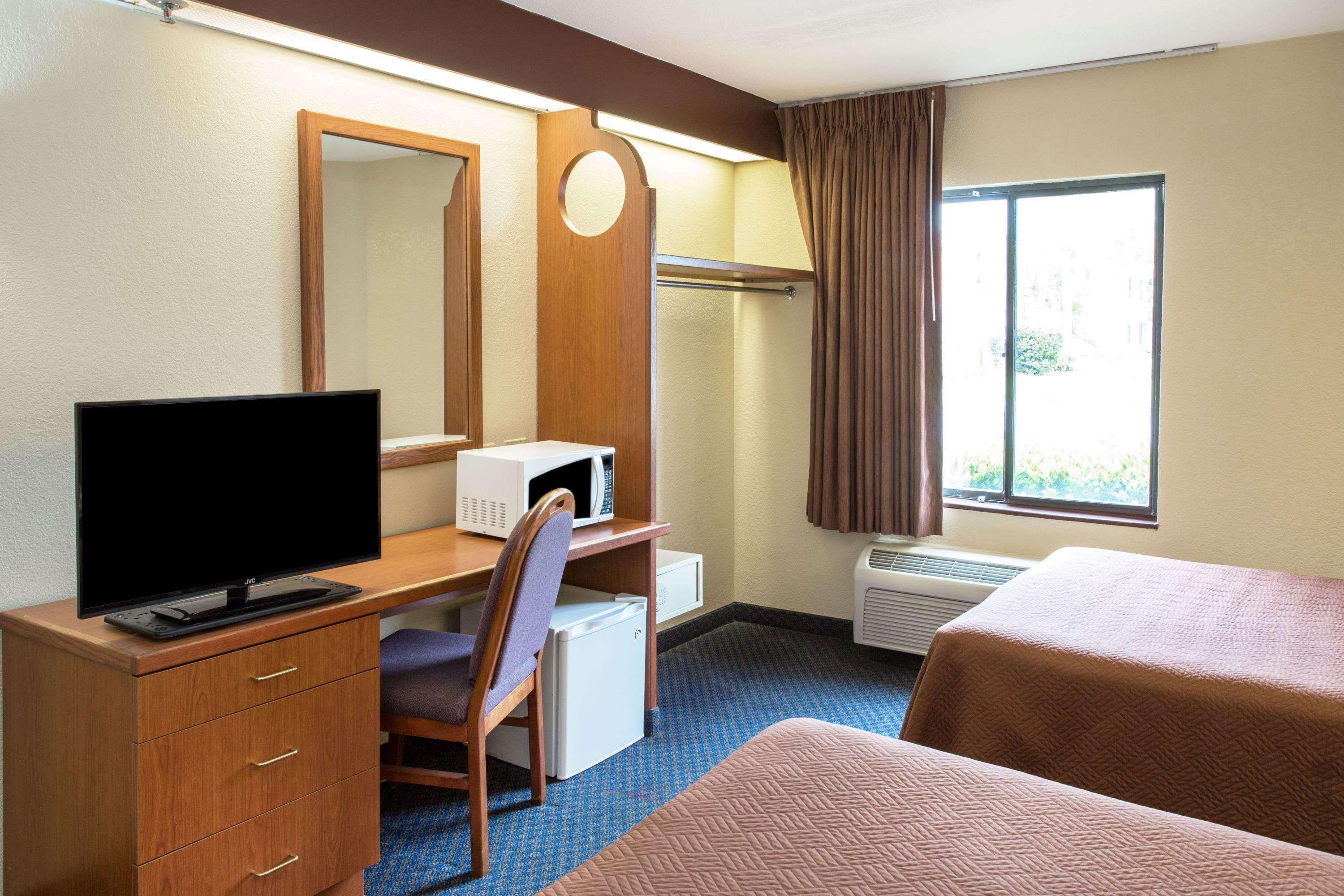 Travelodge By Wyndham Fort Myers Airport 20/23