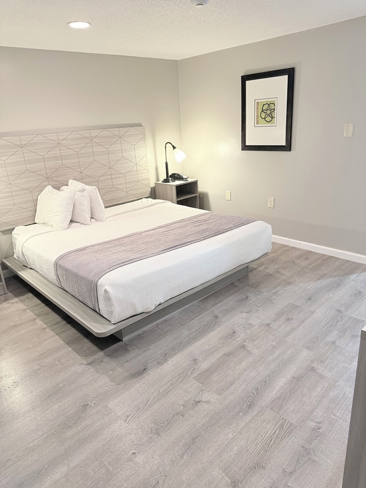 غرفة أساسية مفردة بسرير كينج لذوي الإعاقة، Knights Inn Danvers 4/8