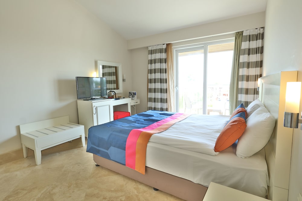 Room at Crystal Boutique Comfort Collection - Adult Only, SERIK