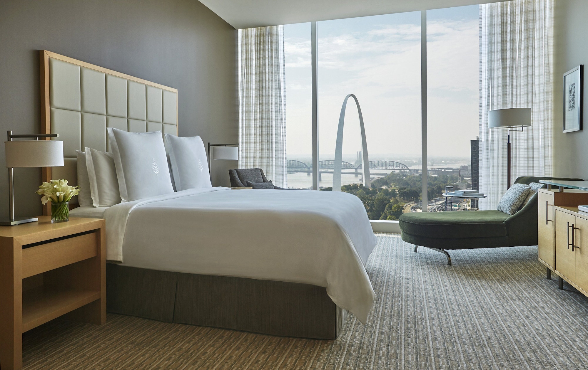 1 Bedroom, Suite, King Bed, Arch View, Accessible