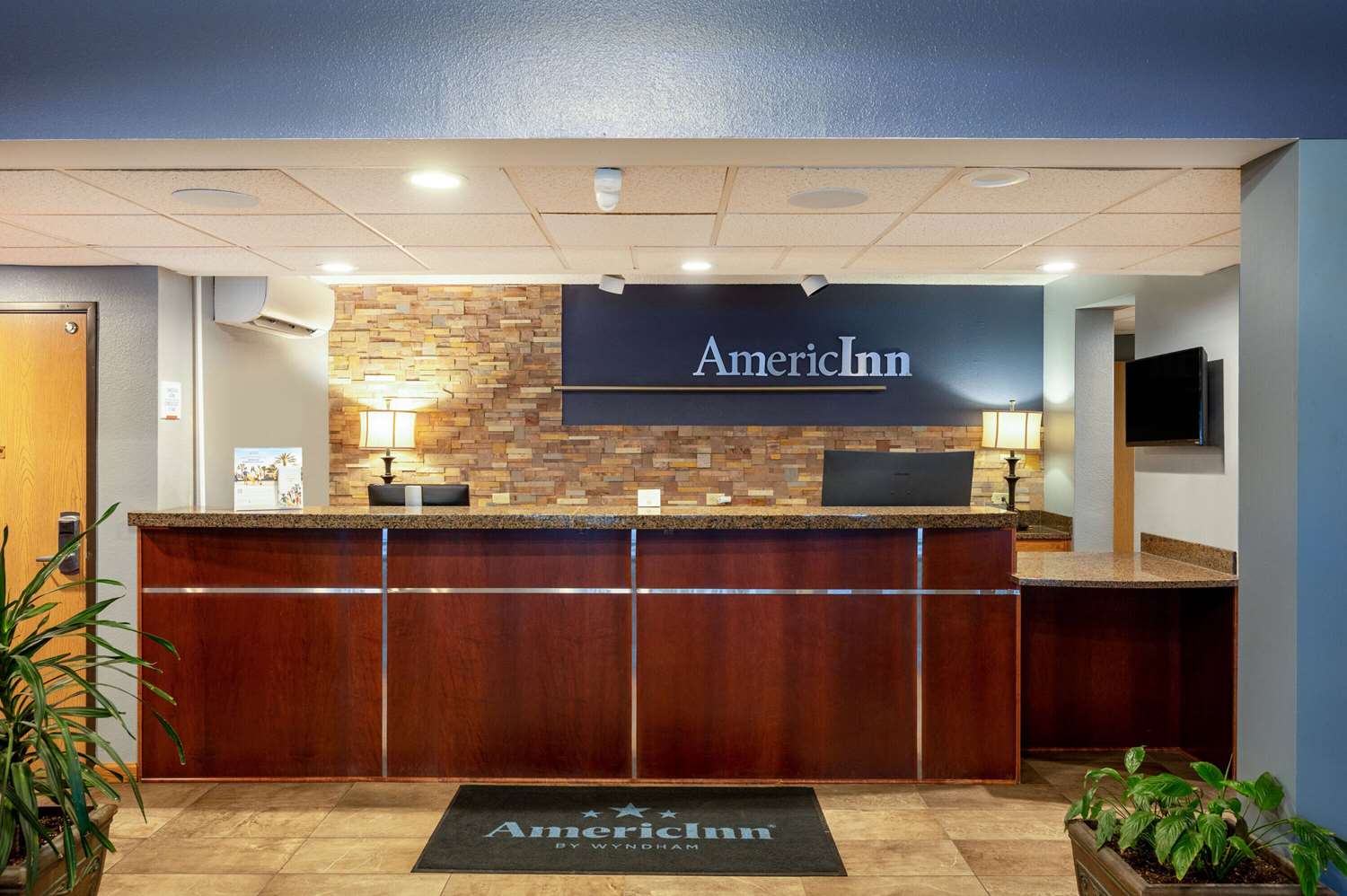 AmericInn by Wyndham Eau Claire 2/28