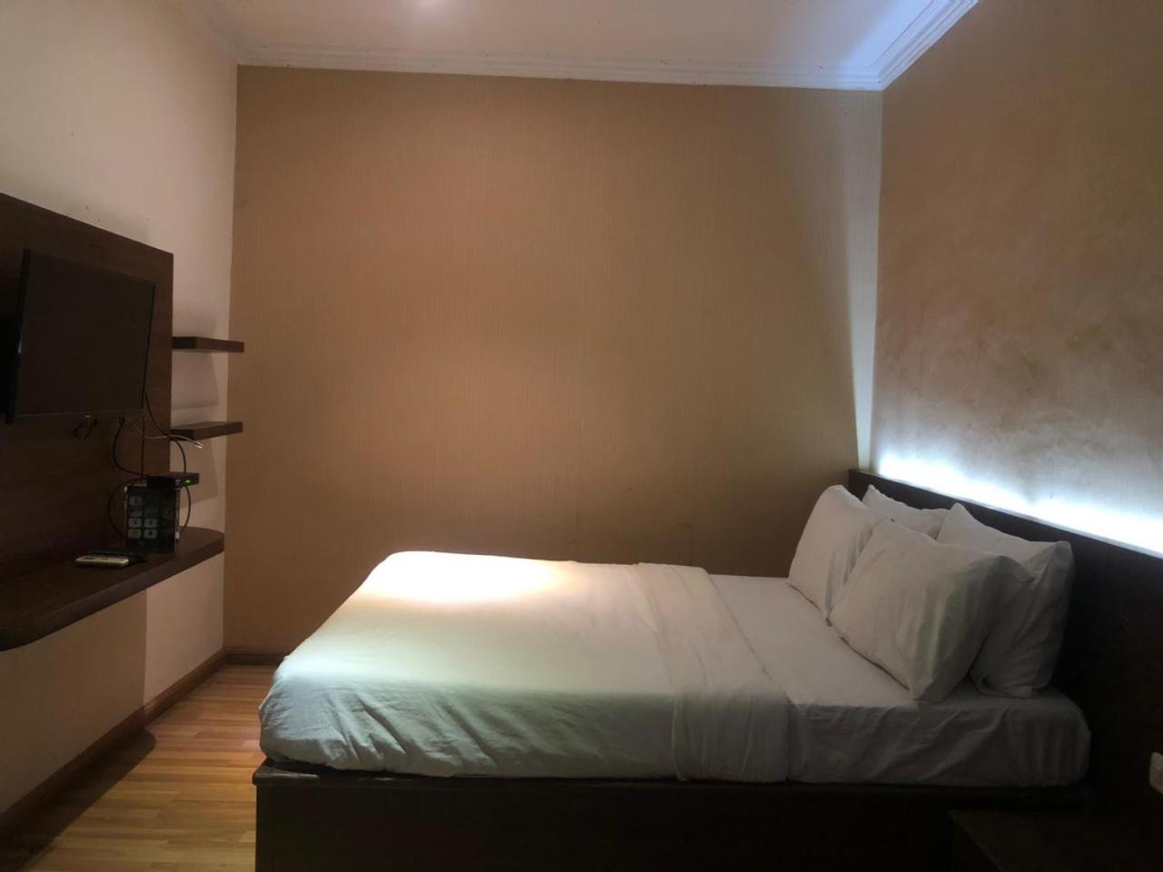 SUPERIOR, QUEEN BED