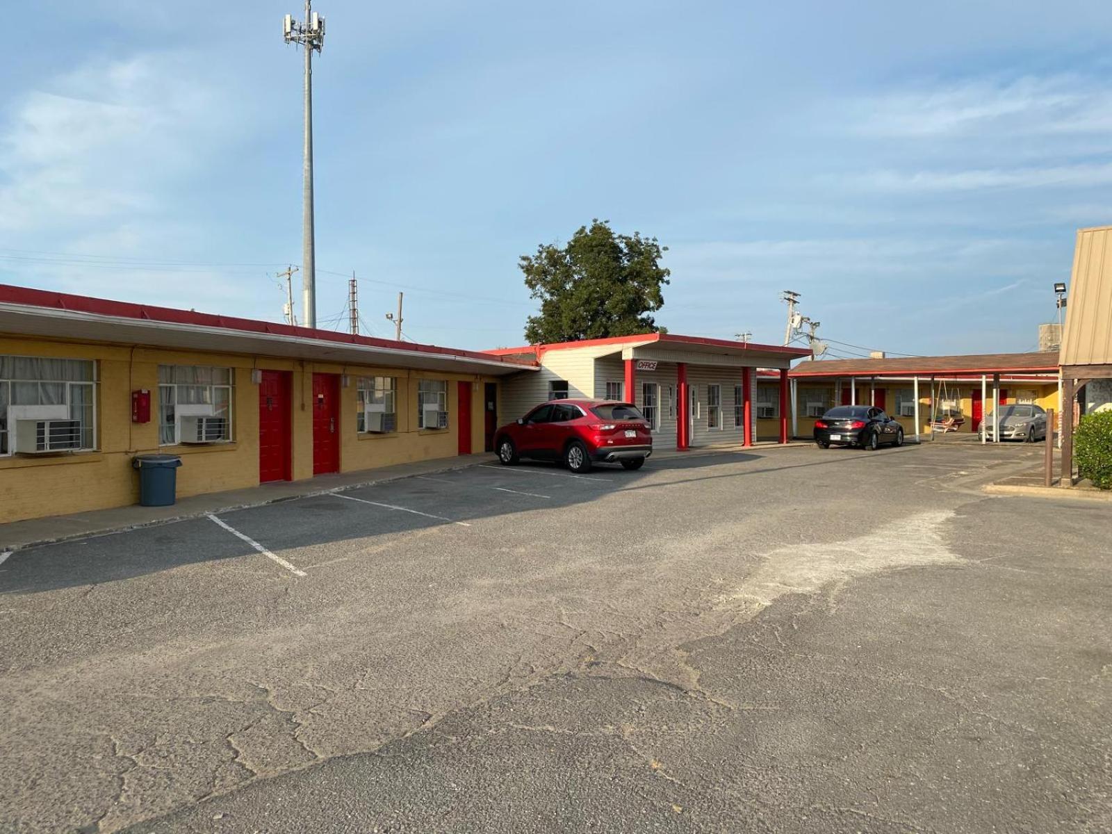 Deluxe Inn 7/8