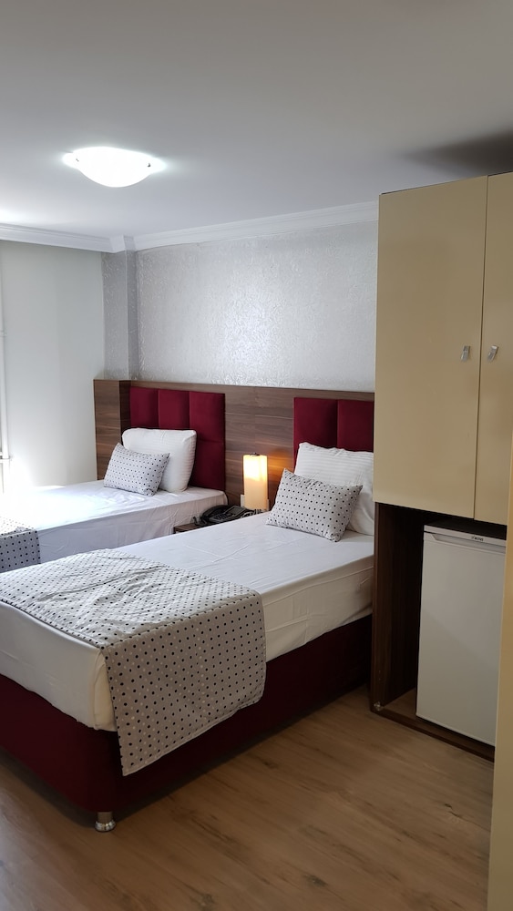 ROOM, DOUBLE OR TWIN BED, CITY VIEW