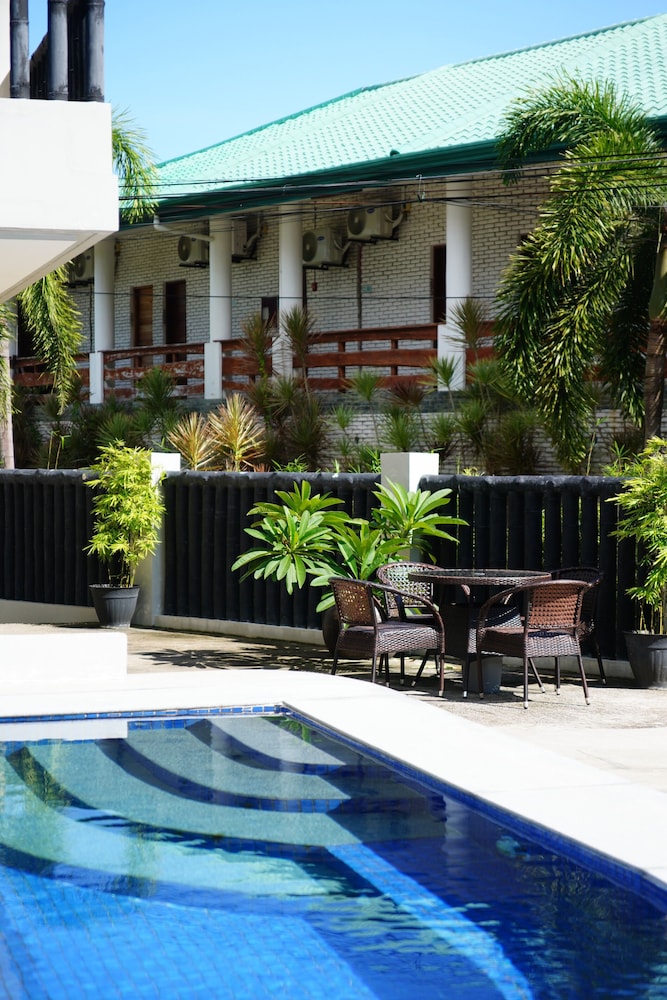 Mayfair Resort 4/35