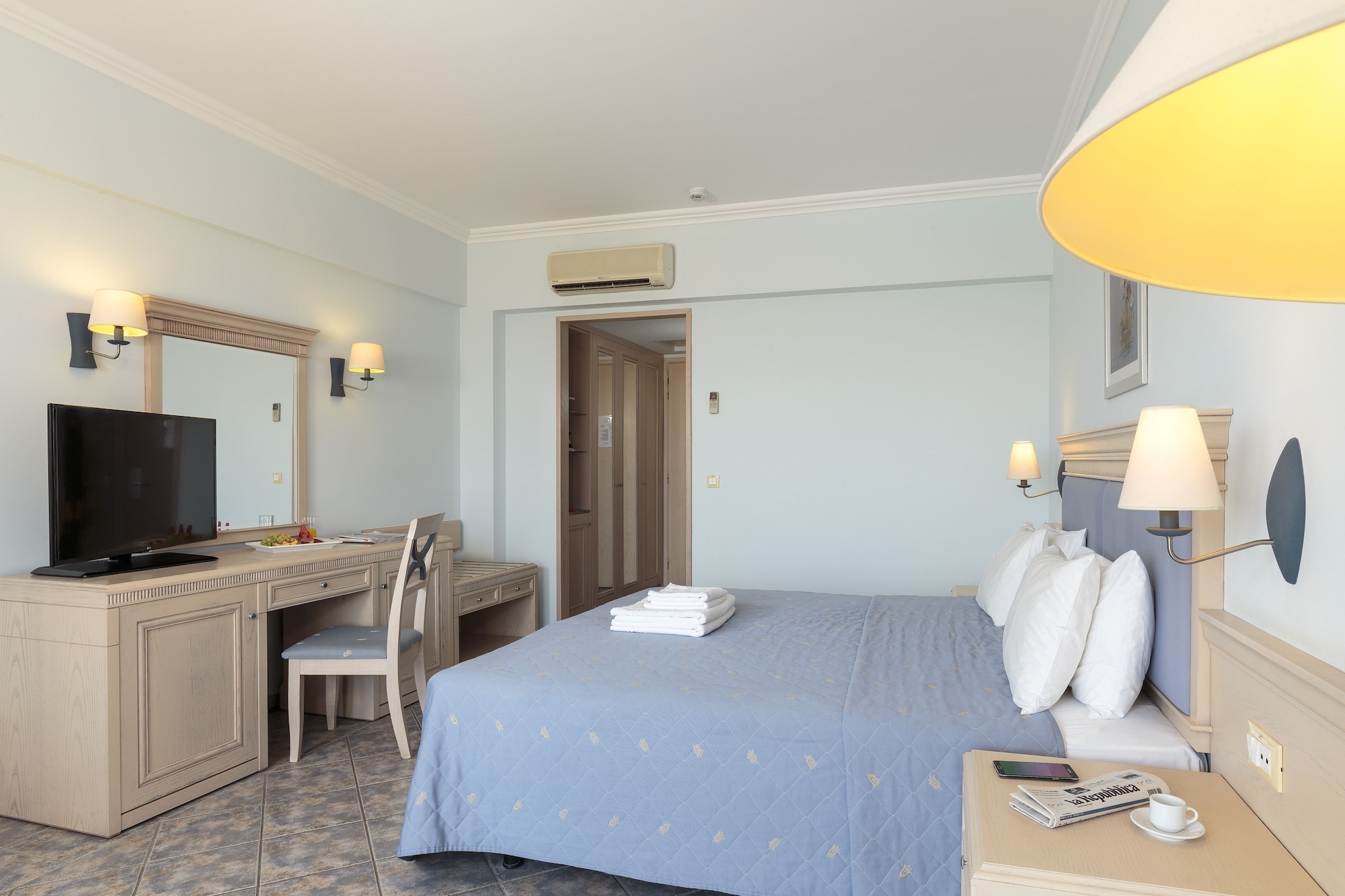 غرفة بثلاثة أسرّة بإطلالة على البحر، Lindos Princess Beach Resort & Spa 3/9
