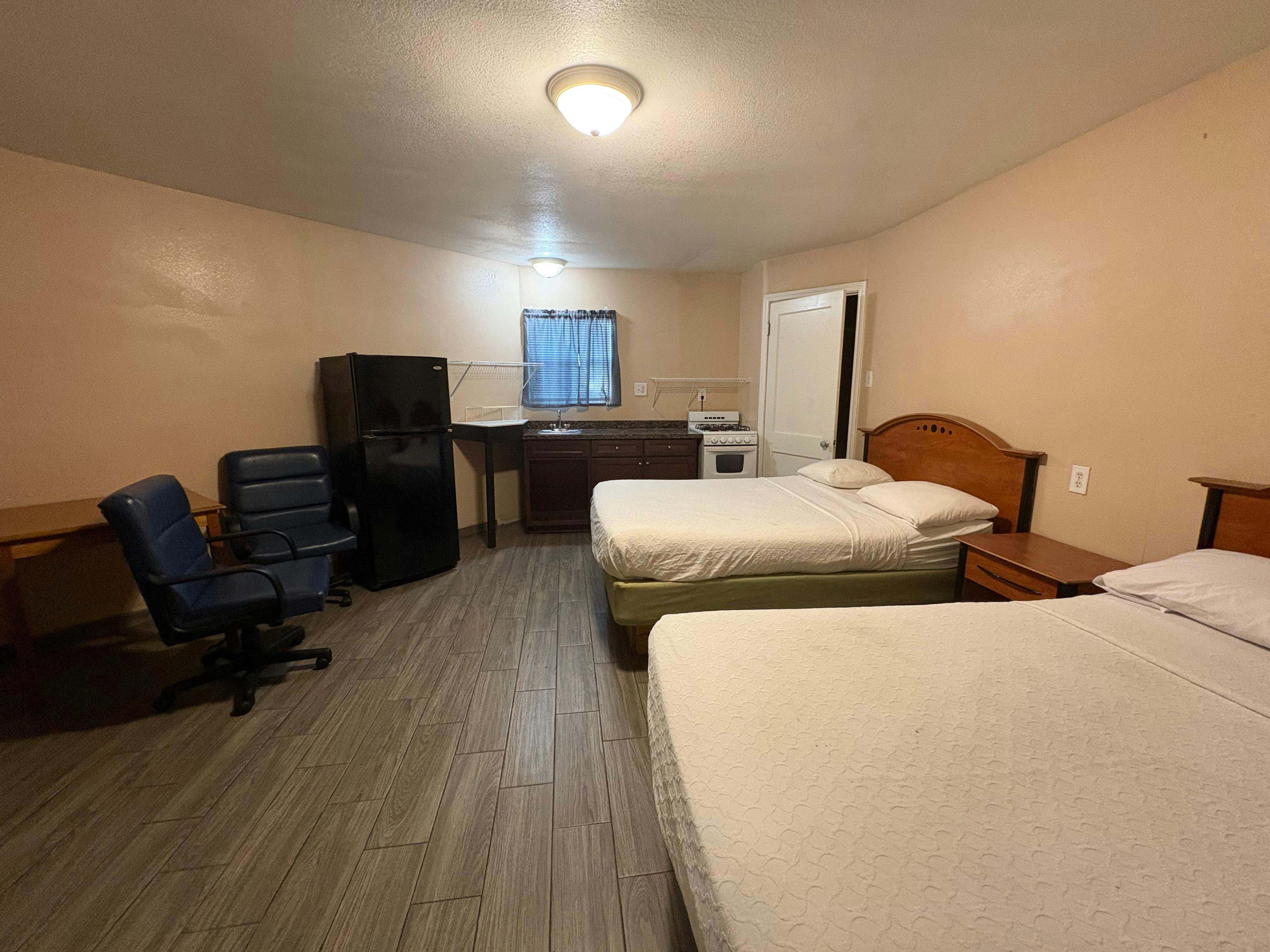 2 Full Beds with Kitchenette Smoking