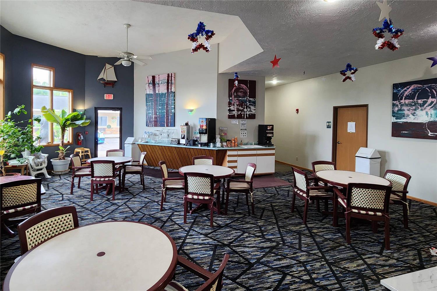Econo Lodge Lakeshore 10/14