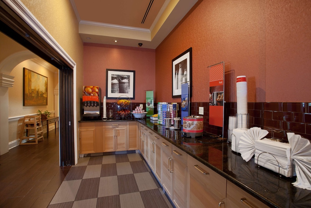 Hampton Inn and Suites Stamford 39/46