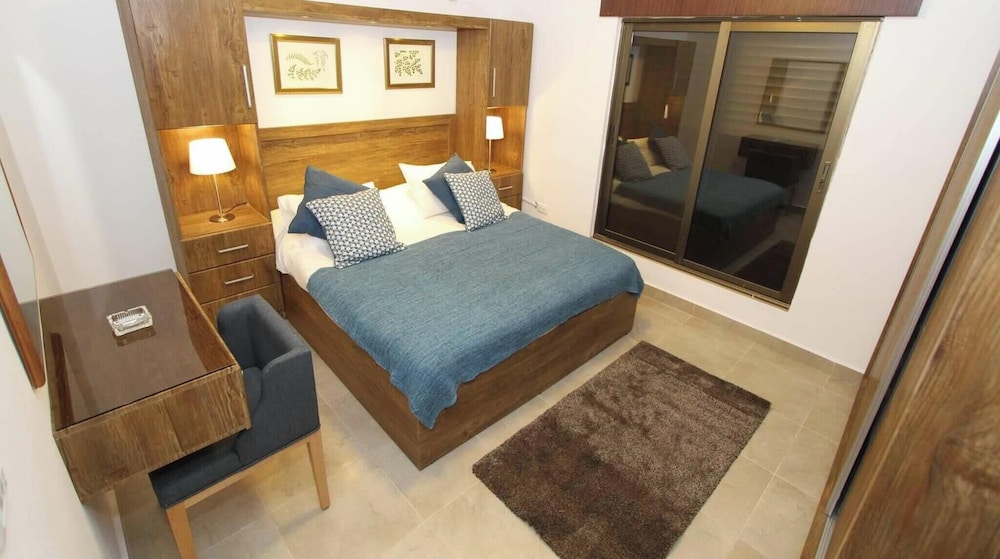 The Royal Luxury Apartments & studios 24/50