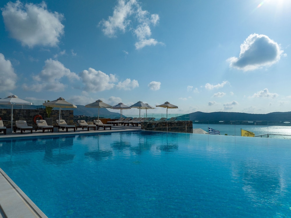 Royal Marmin Bay Boutique and Art Hotel 44/50
