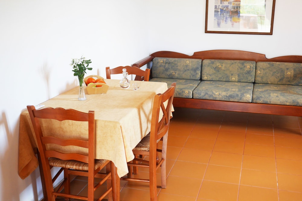 Areti Aparthotel 10/75