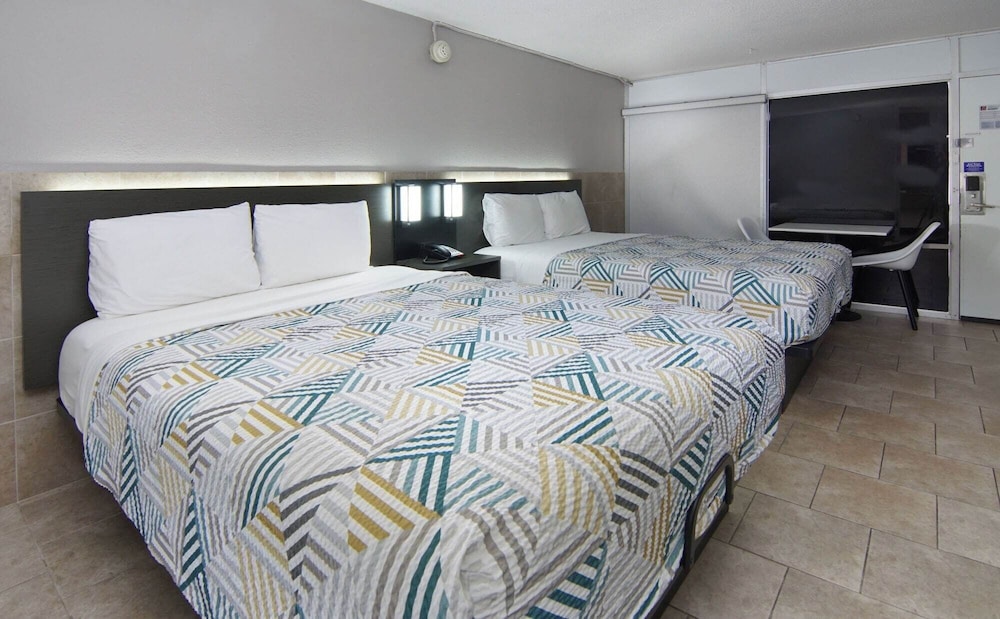 Studio6 Mesquite, TX – Town East 24/37