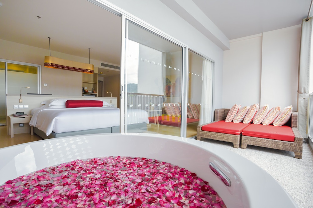 Ramada By Wyndham Phuket Deevana 36/70
