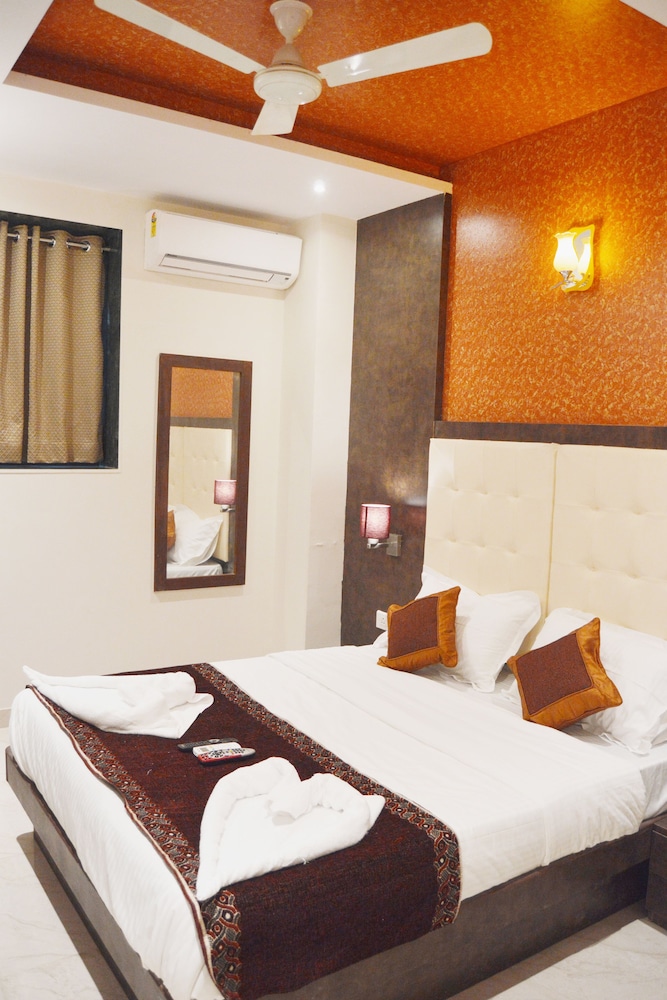 DELUXE, TWIN BEDS