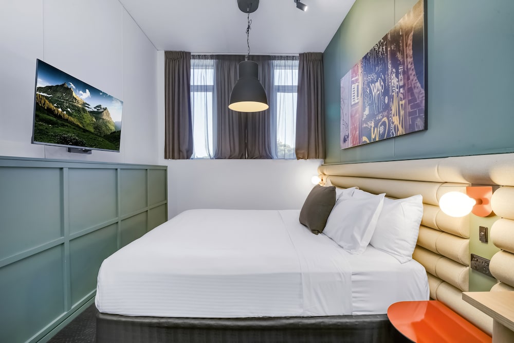 STUDIO, KING BED