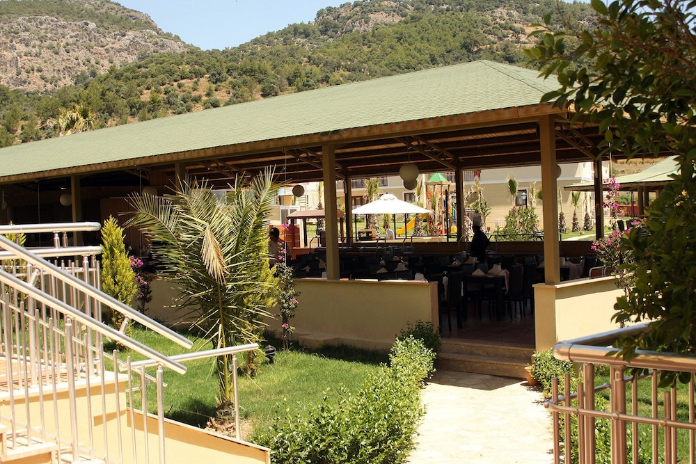 The One Club Hotel 3/50