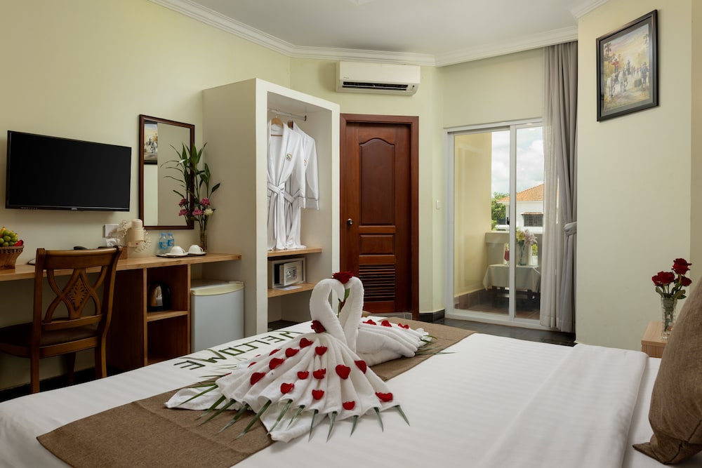 غرفة ديلوكس بسرير كينج بإطلالة على المدينة بشرفة، Grand Bayon Siem Reap Hotel 4/6