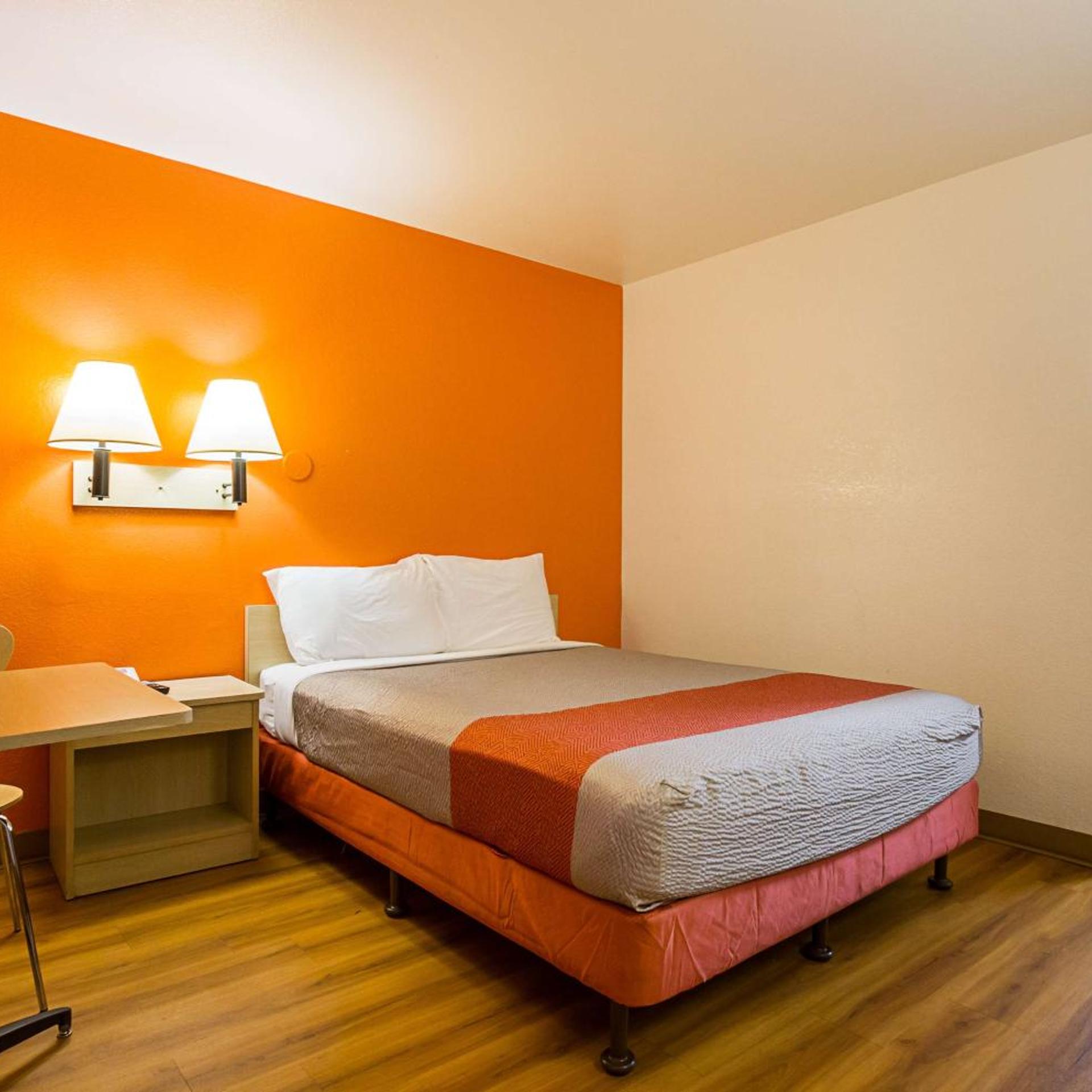 1 Full Bed ADA/Tub، Motel6 Mesa, AZ - North 8/10