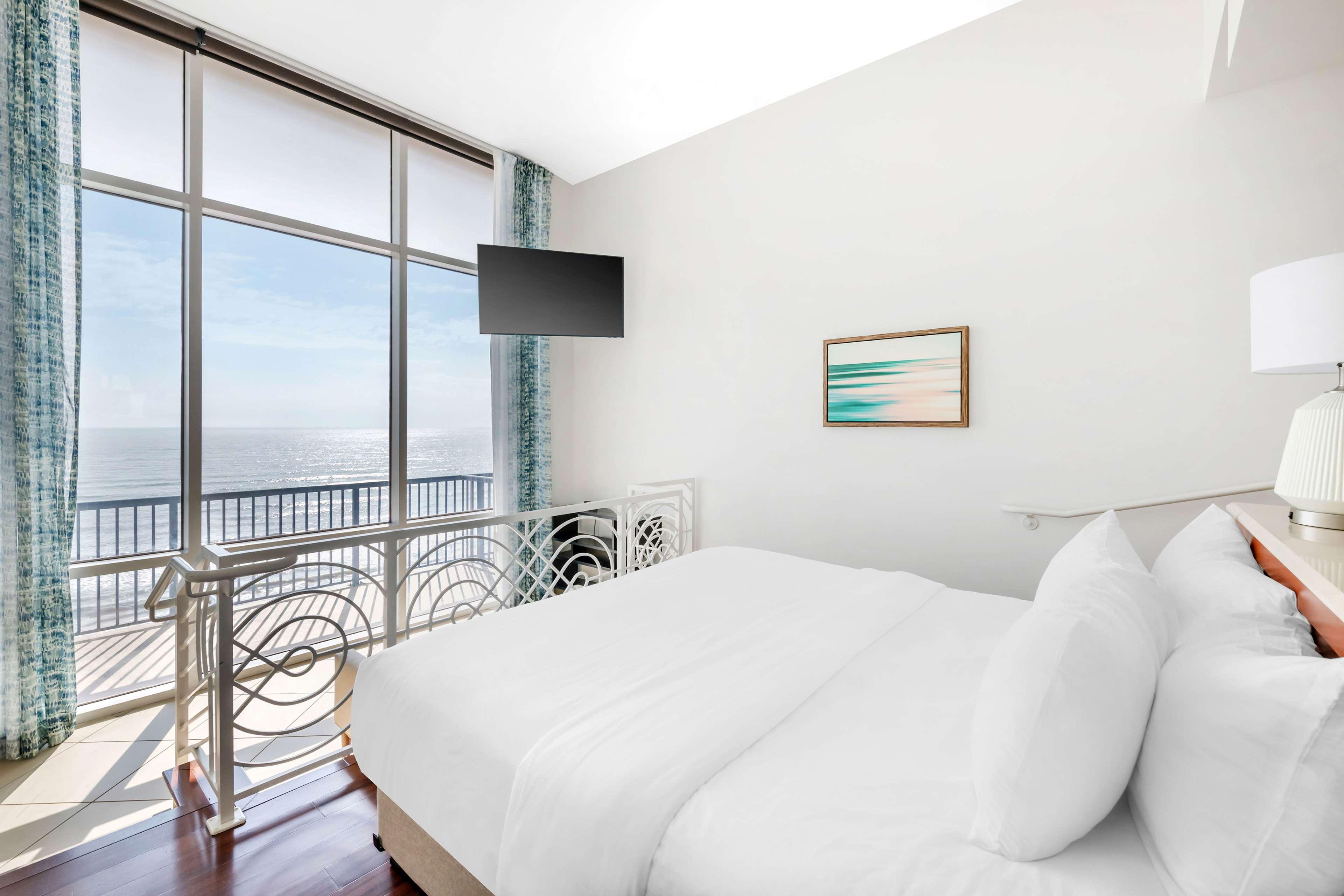 1 BEDROOM, PREMIER, SUITE, KING BED, PARTIAL OCEAN VIEW, BALCONY