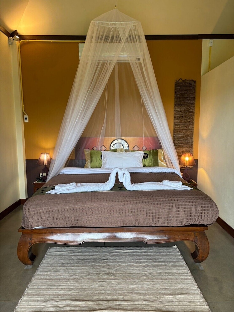 Palette Luxe Elephant Camp Maerim 24/46