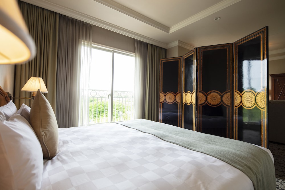 Junior Suite, 1 Queen and 1 Single Bed, Sofa