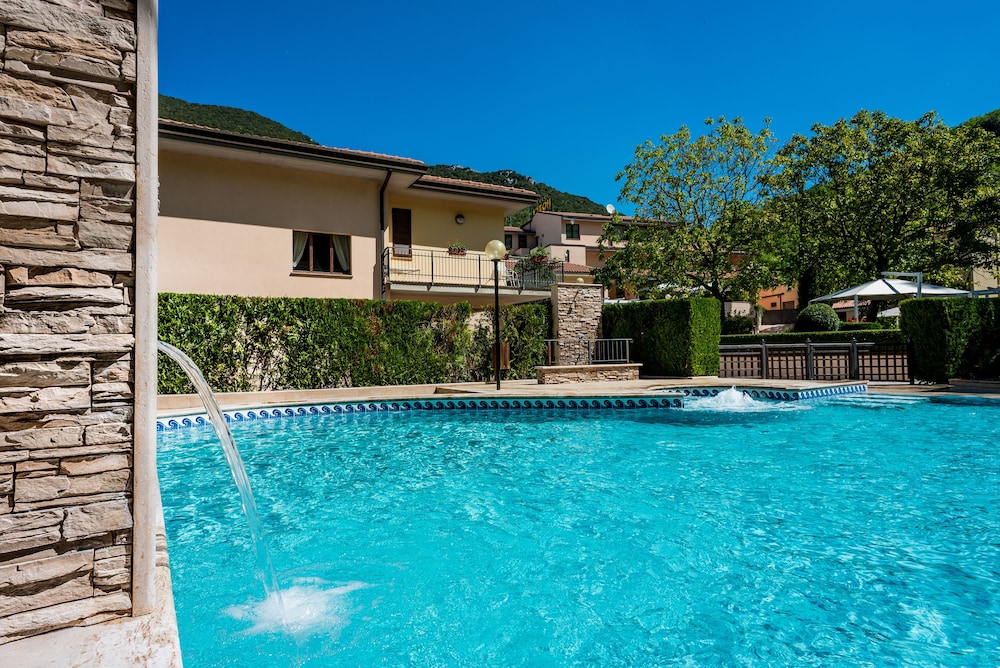 Guesia Village Hotel 74/78