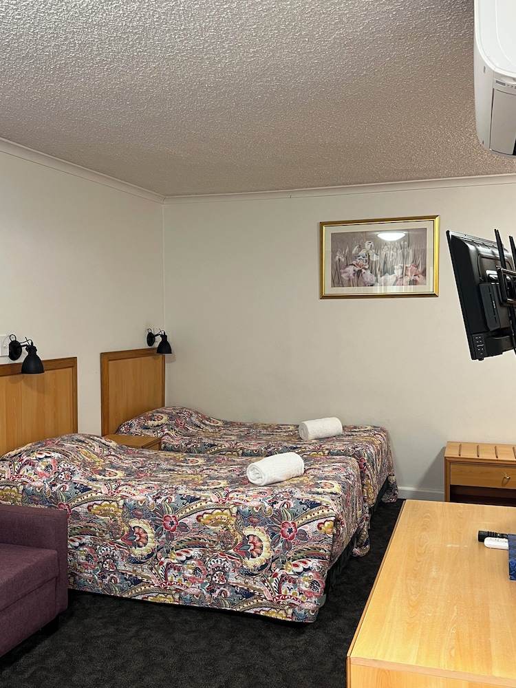 Edgecliff Lodge Motel 22/67