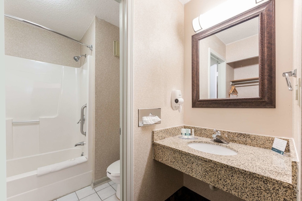 Quality Inn & Suites Portage Central 19/53