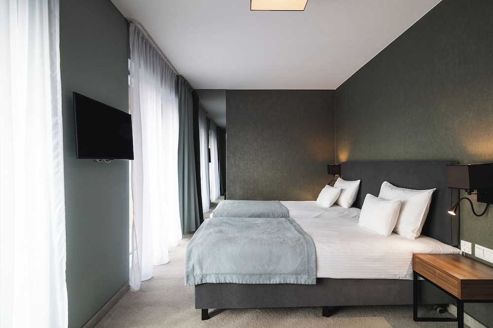 ROOM, TWIN BEDS