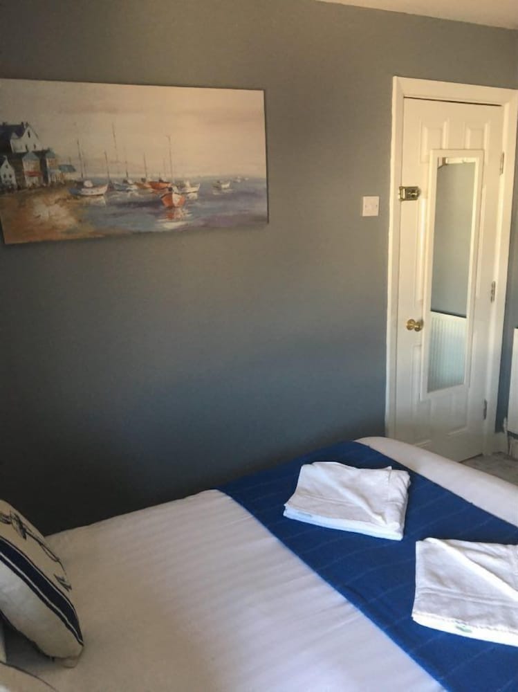 Glenroy Hotel 9/35