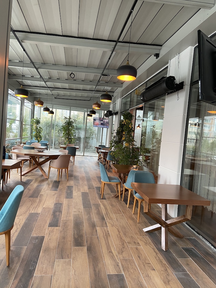 Discovery Hotel 63/69