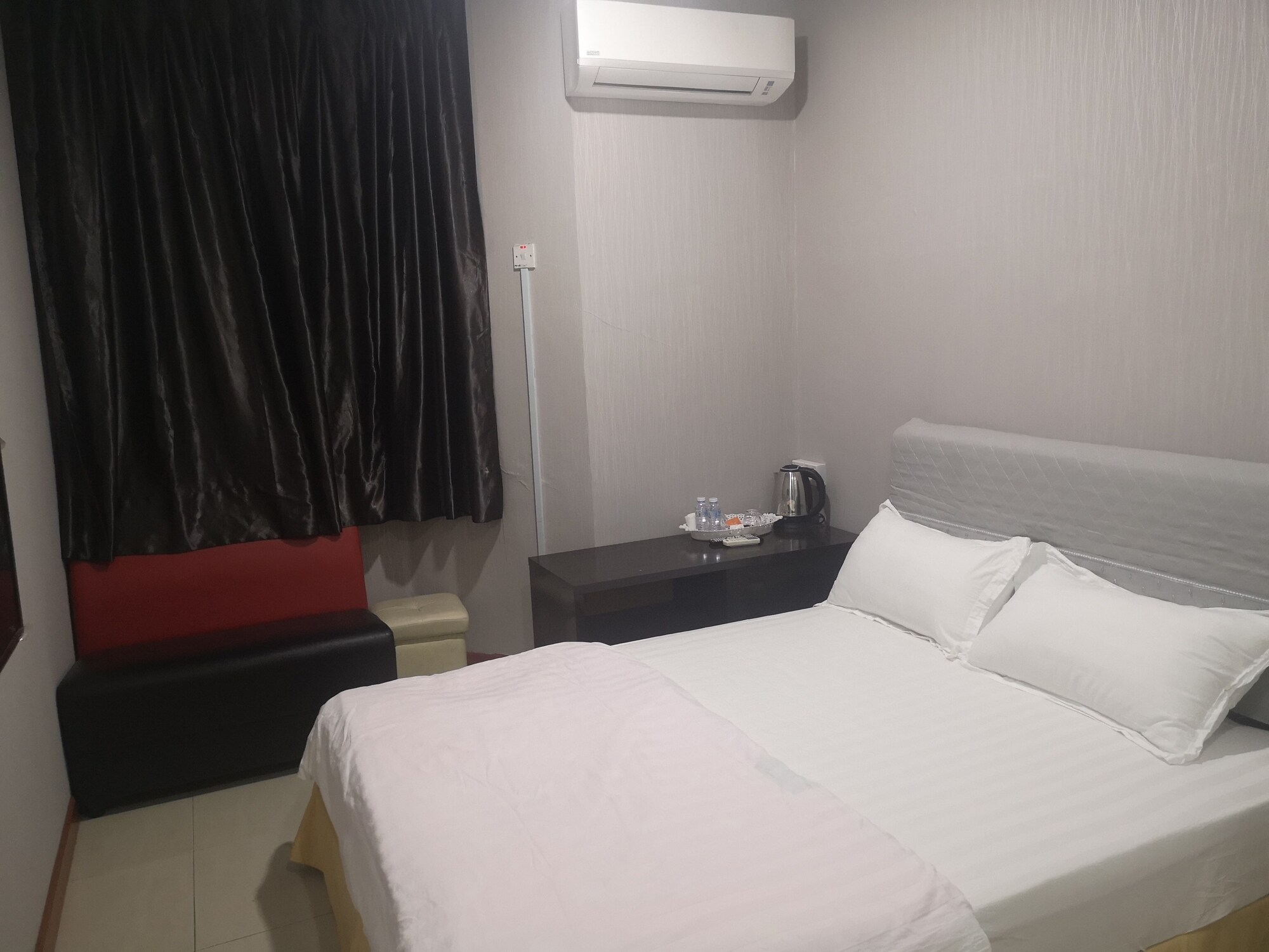 DELUXE, QUEEN BED, PRIVATE BATHROOM