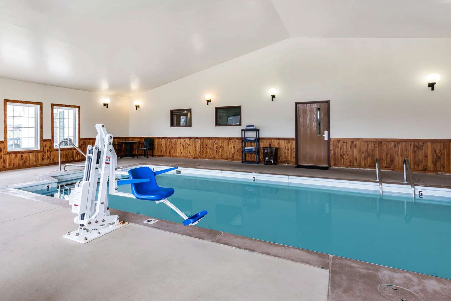 Econo Lodge Inn and Suites Dickson TN 8/14