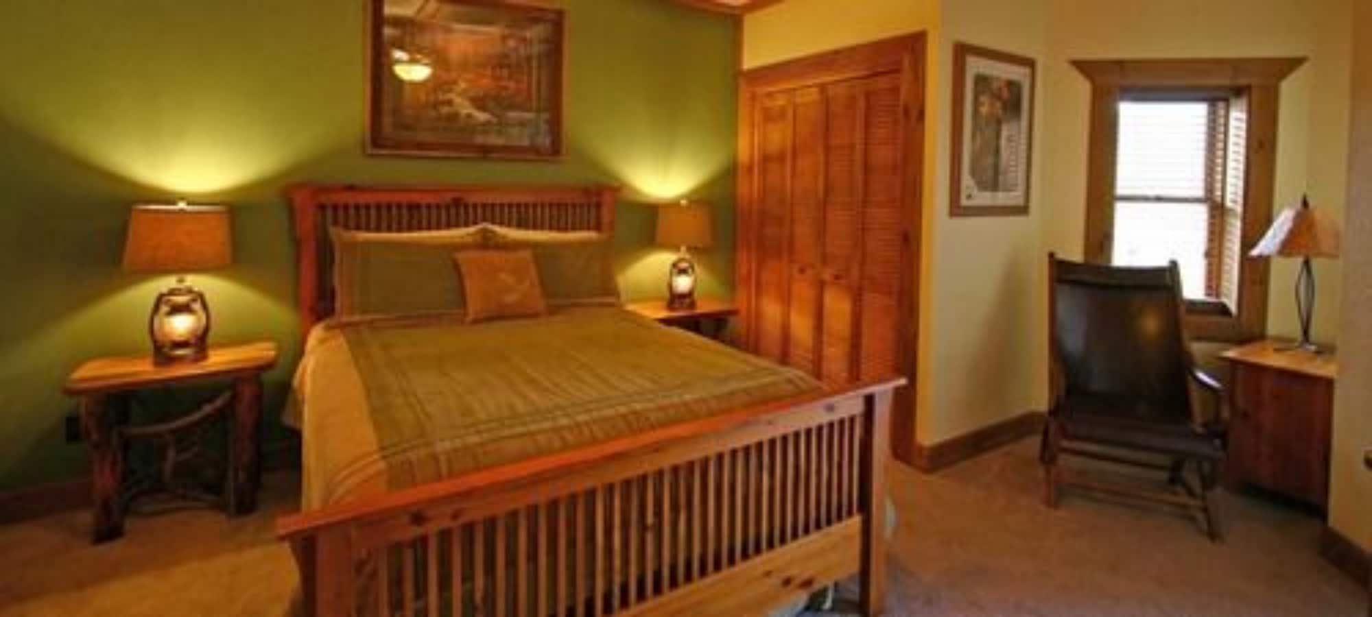 Suite, Cabin, King Bed, 2 Sofa, Jetted Tub, Kitchen