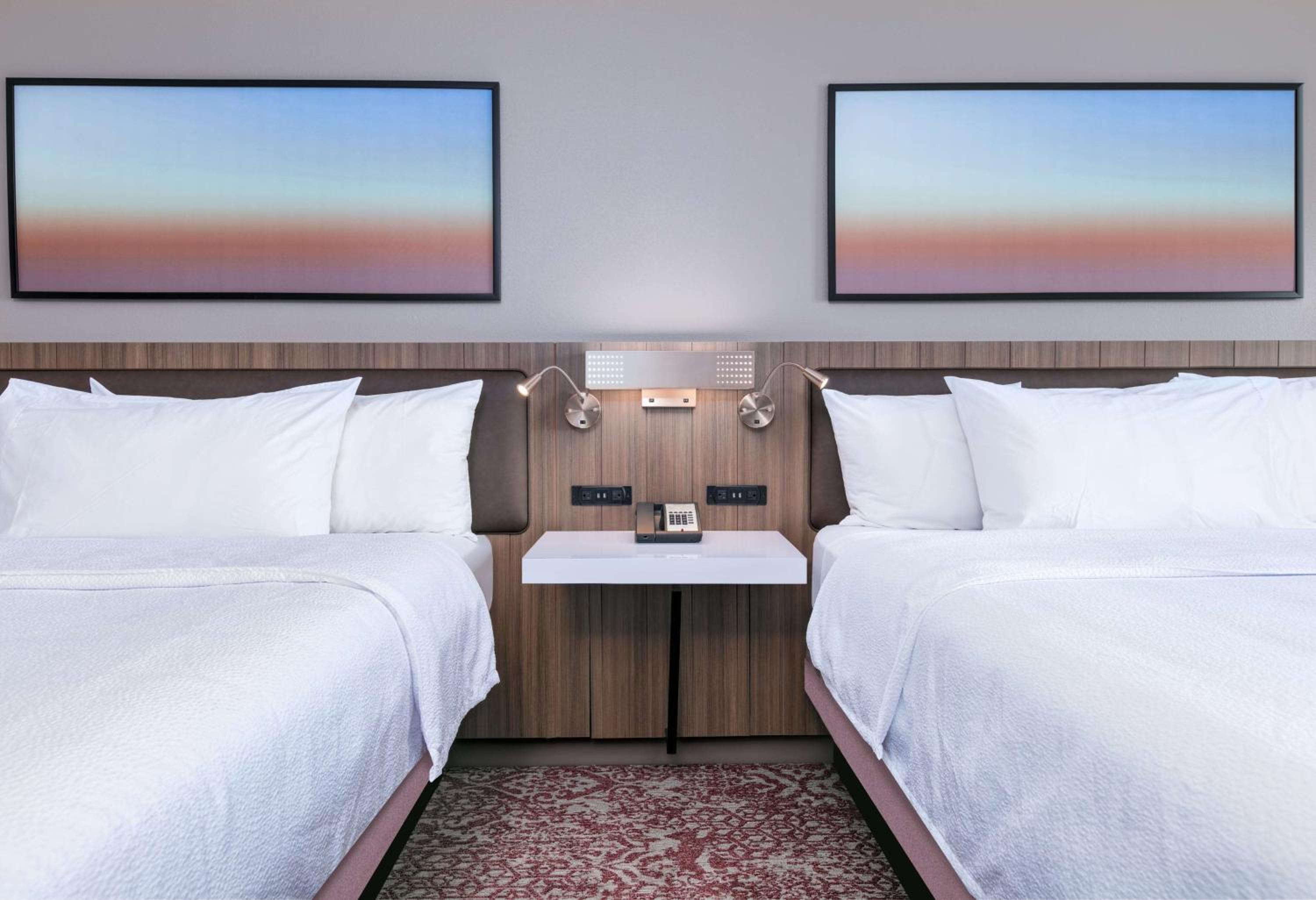 ROOM, 2 QUEEN BEDS, CITY VIEW, SOFA, HIGH FLOOR