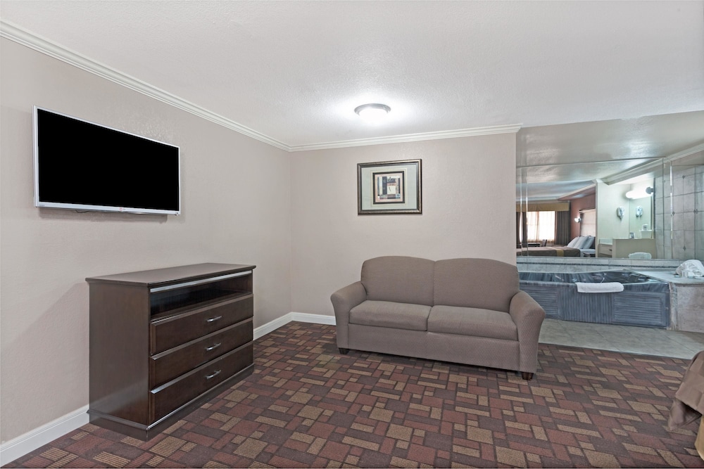 Travelodge by Wyndham Whittier 17/33