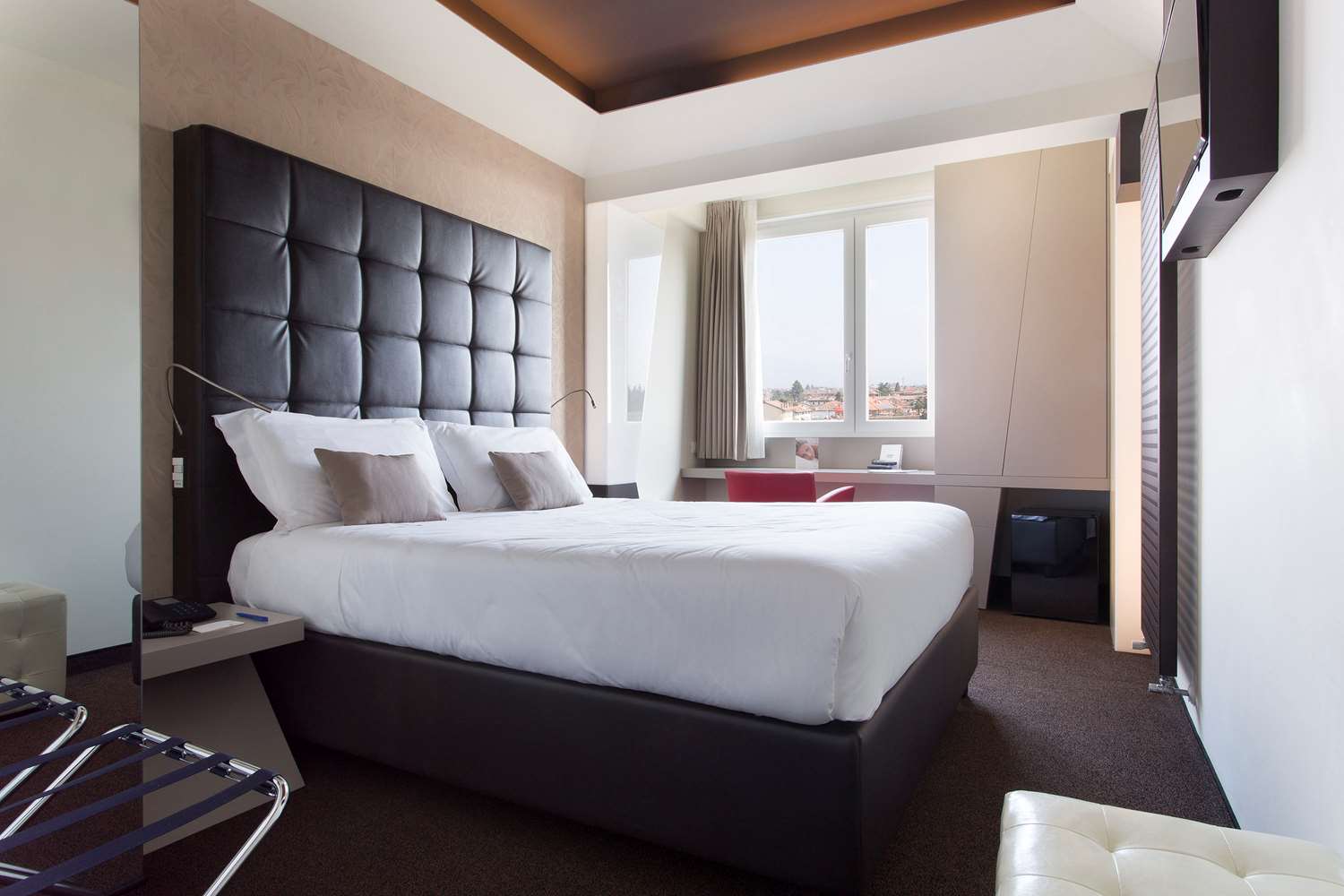 Smart, Queen Bed