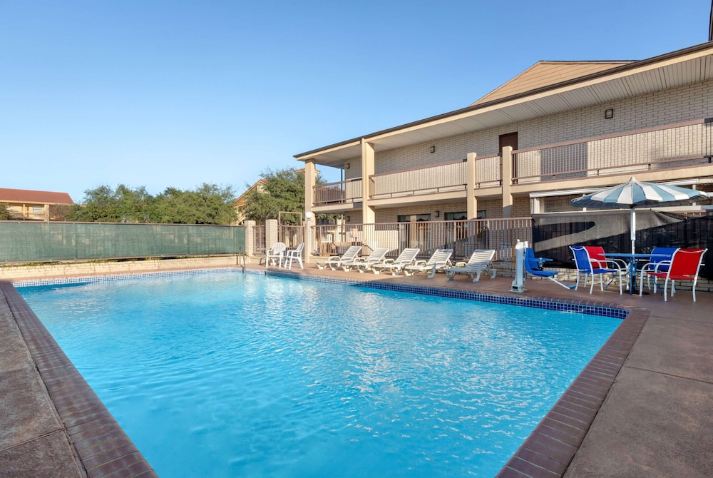 Ramada by Wyndham San Antonio Near SeaWorld/Lackland AFB 1/63