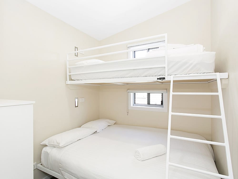 PORTLAND HOLIDAY VILLAGE 10/50