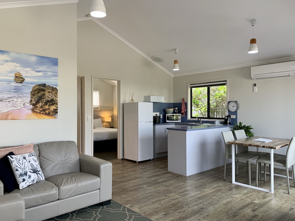 Apollo Bay Waterfront Motor Inn 9/80