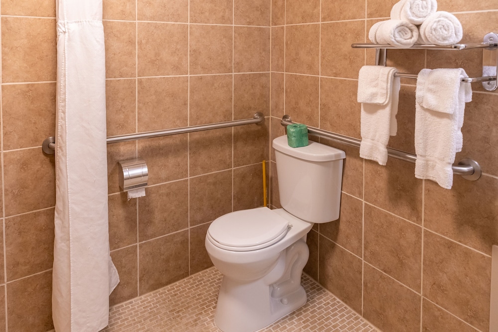 Cottonwood Suites Savannah Hotel and Conference Center 69/71