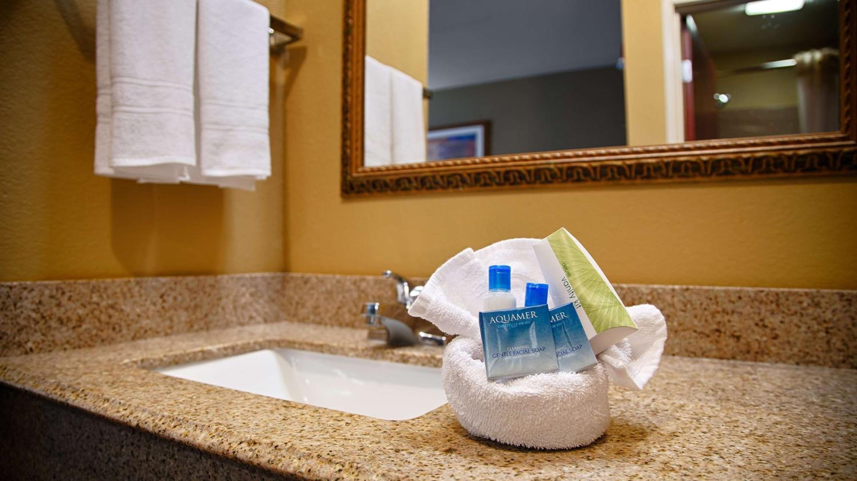 غرفة بسرير كينج لذوي الإعاقة، Best Western Zachary Inn 3/4