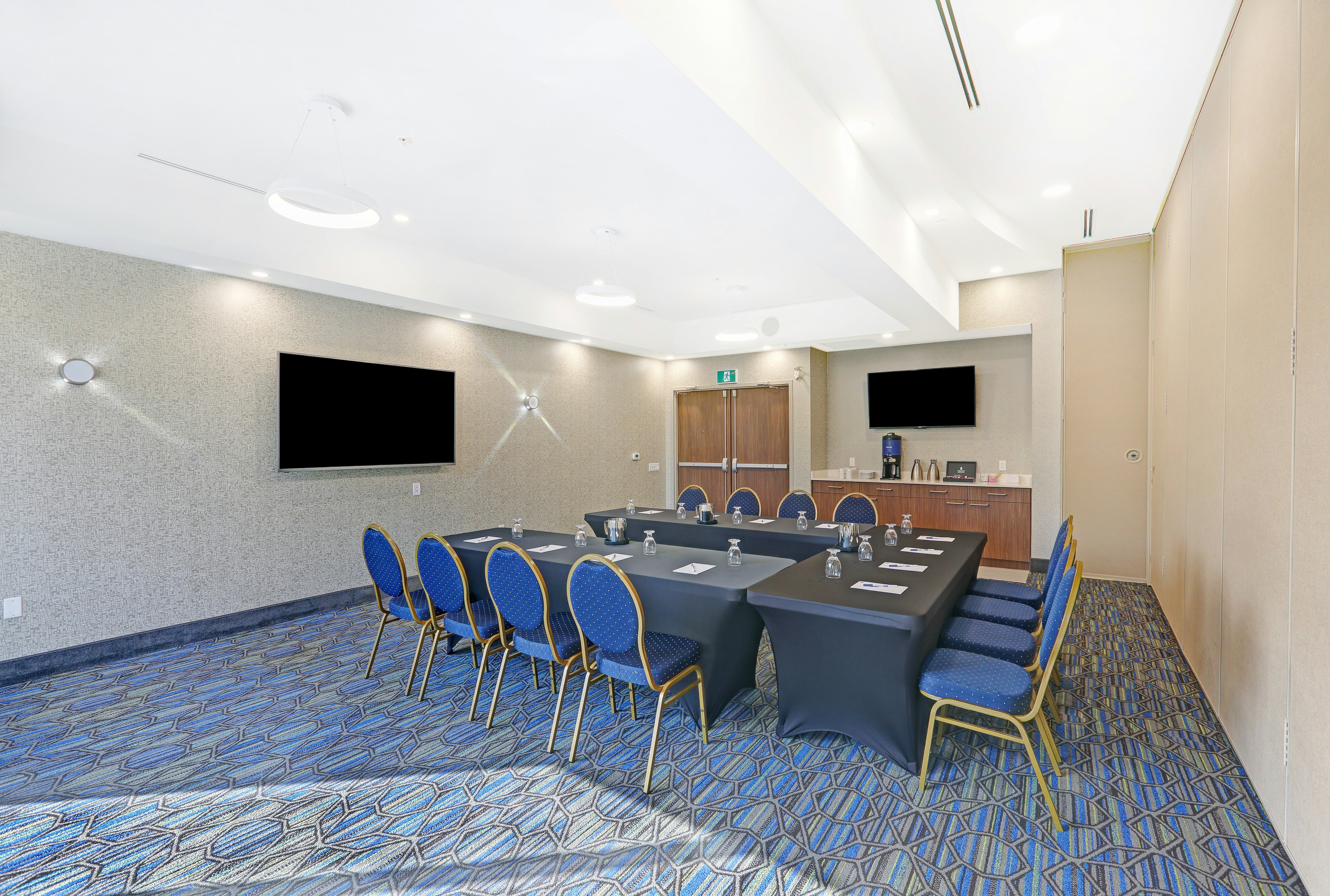 Holiday Inn Express Hotel Suites Woodstock South 55/67